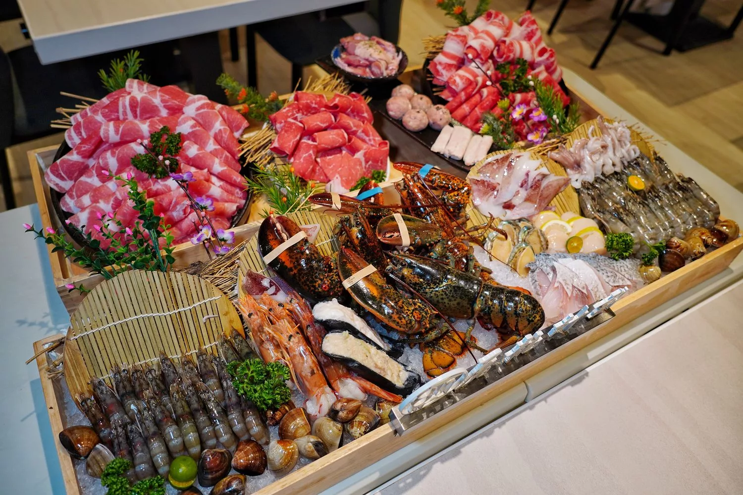 【汕頭火鍋】深紅汕頭鍋物SOGO敦化店，活體龍蝦現流海鮮霸氣上桌! @混血珊莎的奇幻旅程
