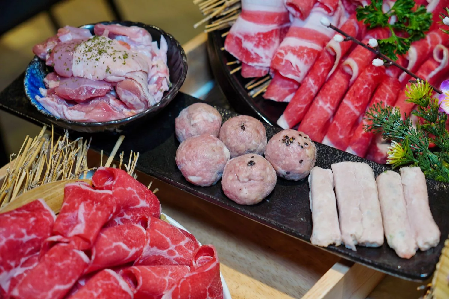 【汕頭火鍋】深紅汕頭鍋物SOGO敦化店，活體龍蝦現流海鮮霸氣上桌! @混血珊莎的奇幻旅程