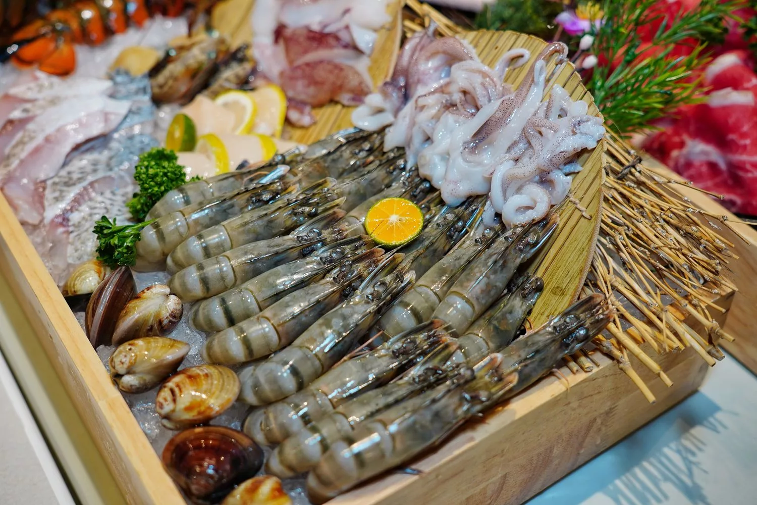 【汕頭火鍋】深紅汕頭鍋物SOGO敦化店，活體龍蝦現流海鮮霸氣上桌! @混血珊莎的奇幻旅程