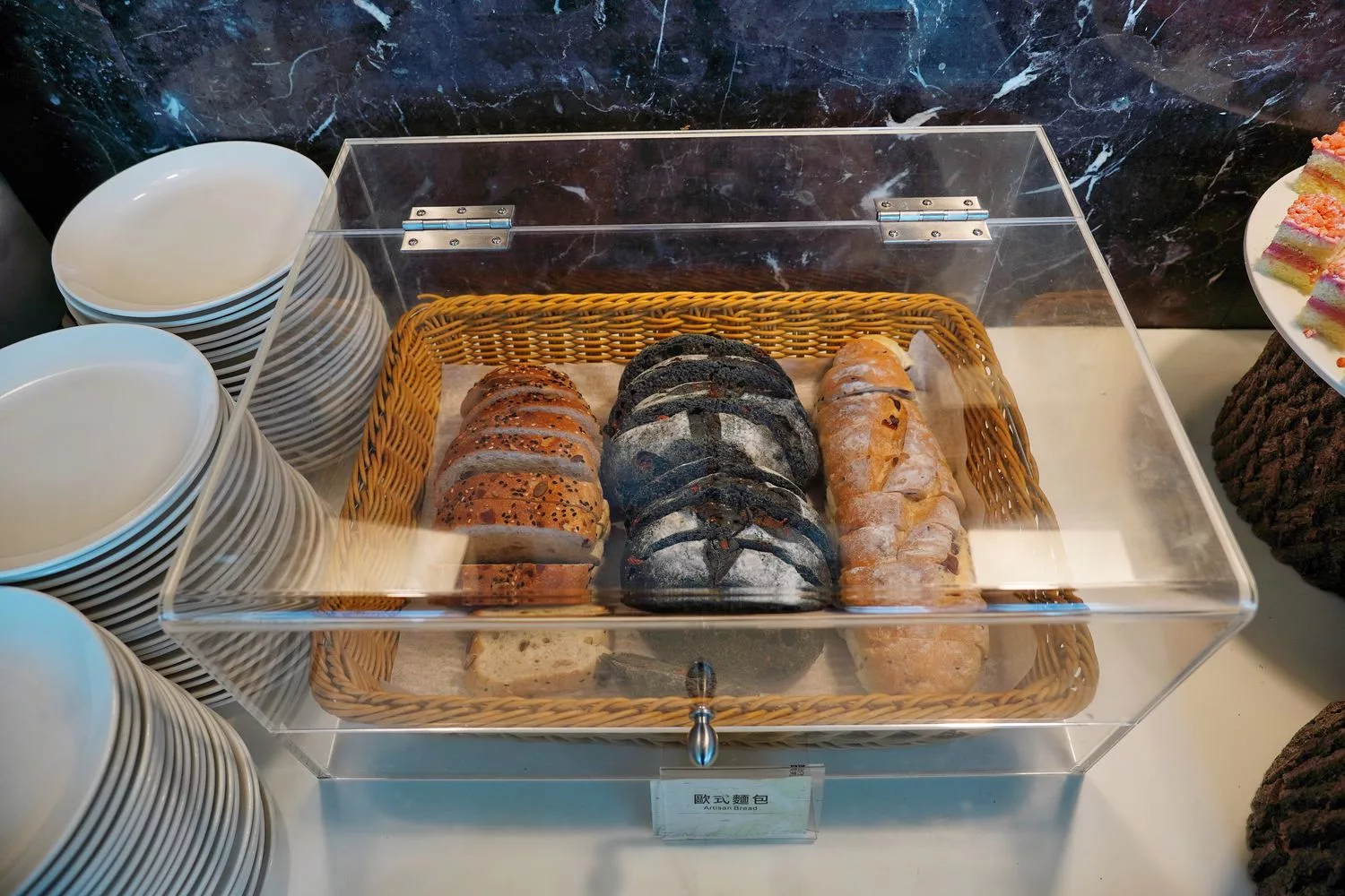 【花蓮飯店吃到飽】花蓮美侖大飯店綠苑西餐廳，爽吃牛排海鮮 3.5 小時，每人只要 800 元! @混血珊莎的奇幻旅程