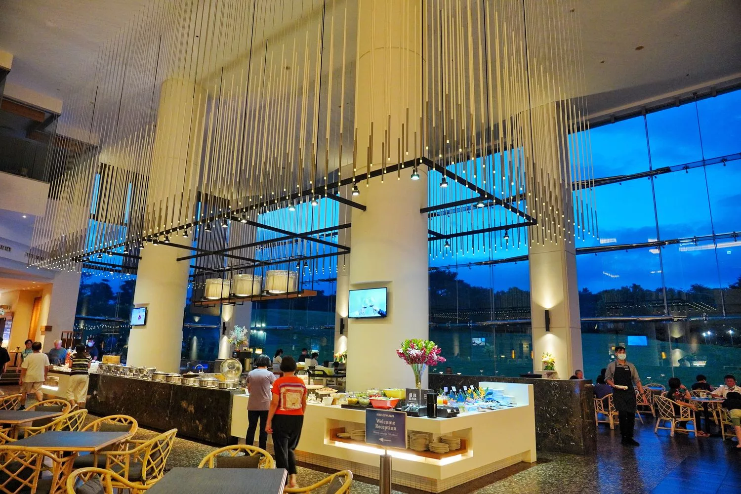 【花蓮飯店吃到飽】花蓮美侖大飯店綠苑西餐廳，爽吃牛排海鮮 3.5 小時，每人只要 800 元! @混血珊莎的奇幻旅程
