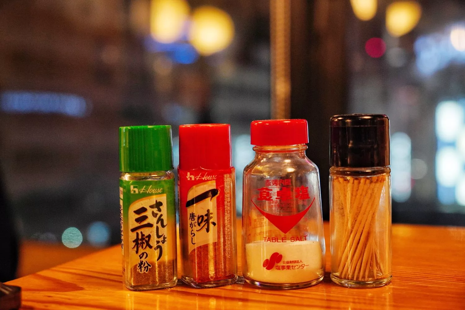 【京都居酒屋推薦】鳥貴族 京都七条店，日本人氣居酒屋，美味平價串燒附中文菜單! @混血珊莎的奇幻旅程