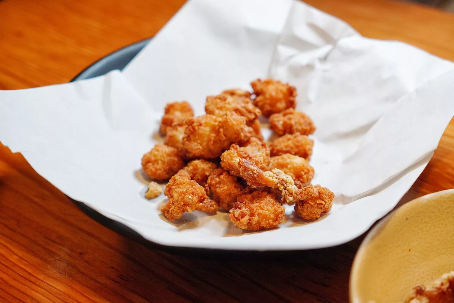 【京都居酒屋推薦】鳥貴族 京都七条店，日本人氣居酒屋，美味平價串燒附中文菜單! @混血珊莎的奇幻旅程