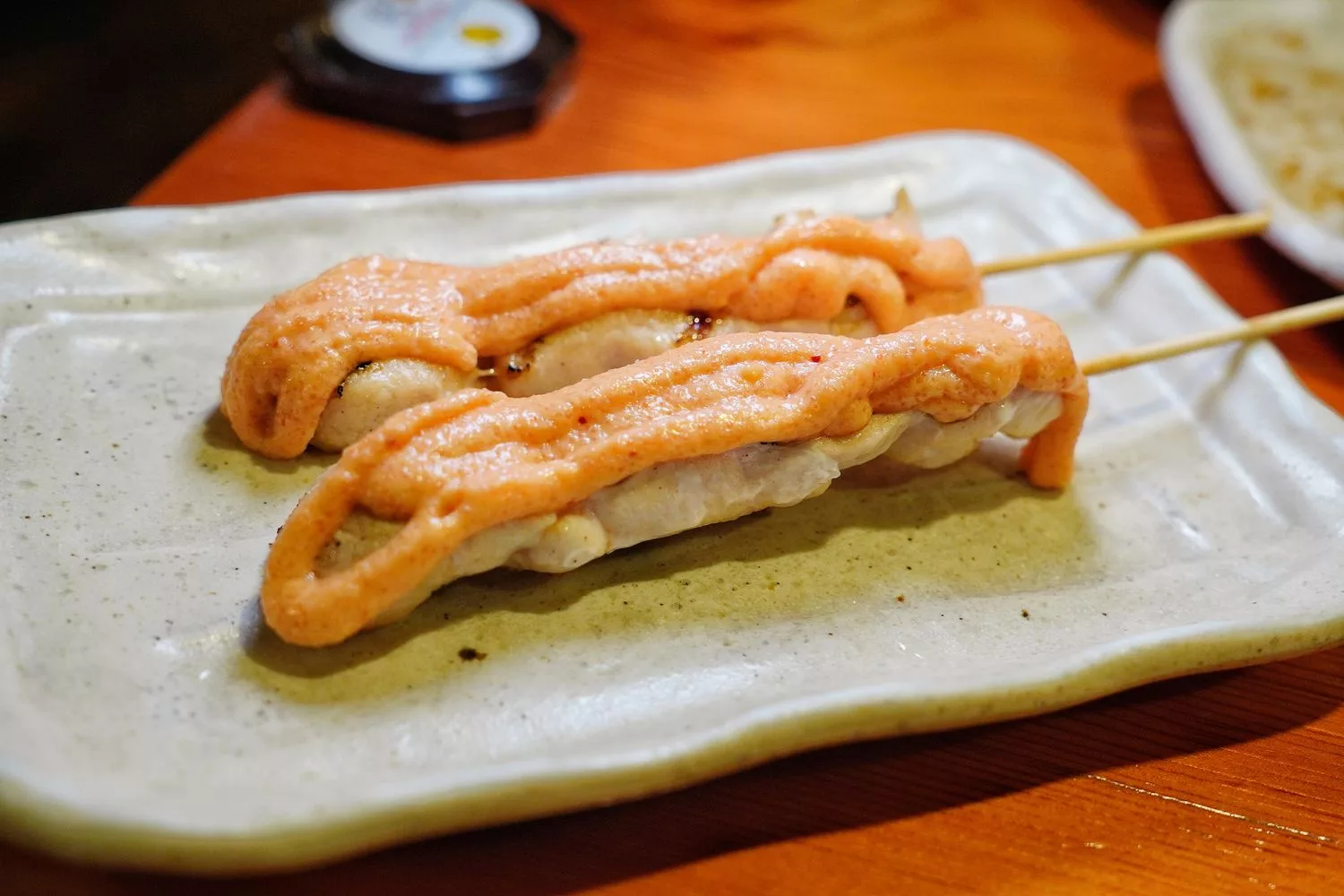 【京都居酒屋推薦】鳥貴族 京都七条店，日本人氣居酒屋，美味平價串燒附中文菜單! @混血珊莎的奇幻旅程