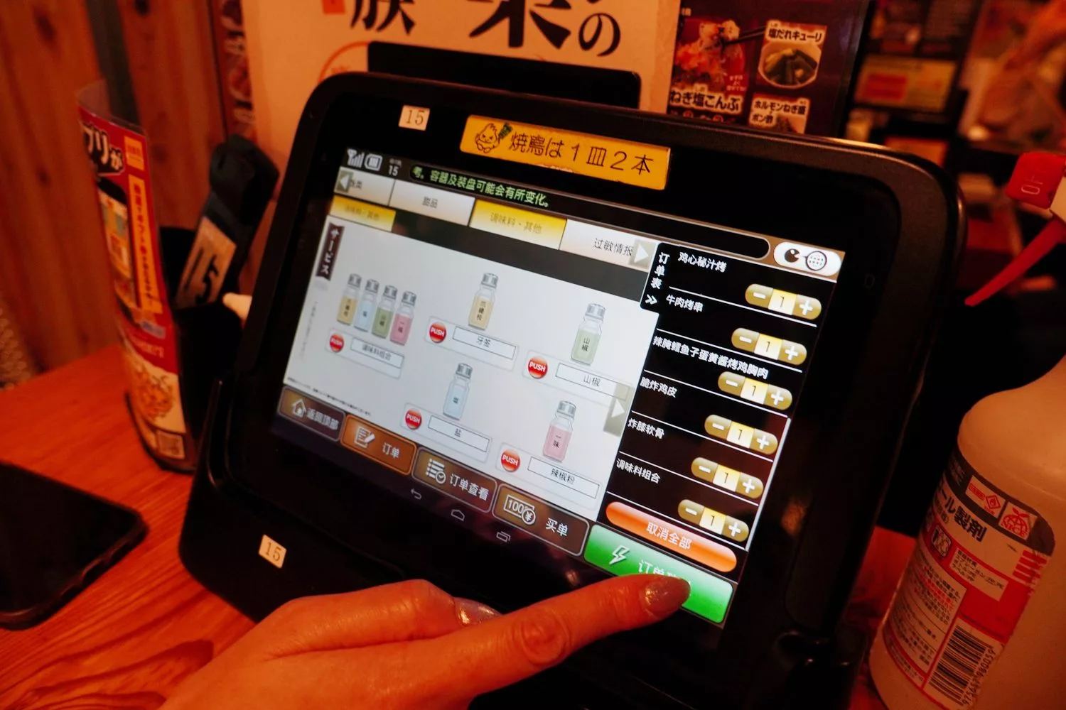 【京都居酒屋推薦】鳥貴族 京都七条店，日本人氣居酒屋，美味平價串燒附中文菜單! @混血珊莎的奇幻旅程
