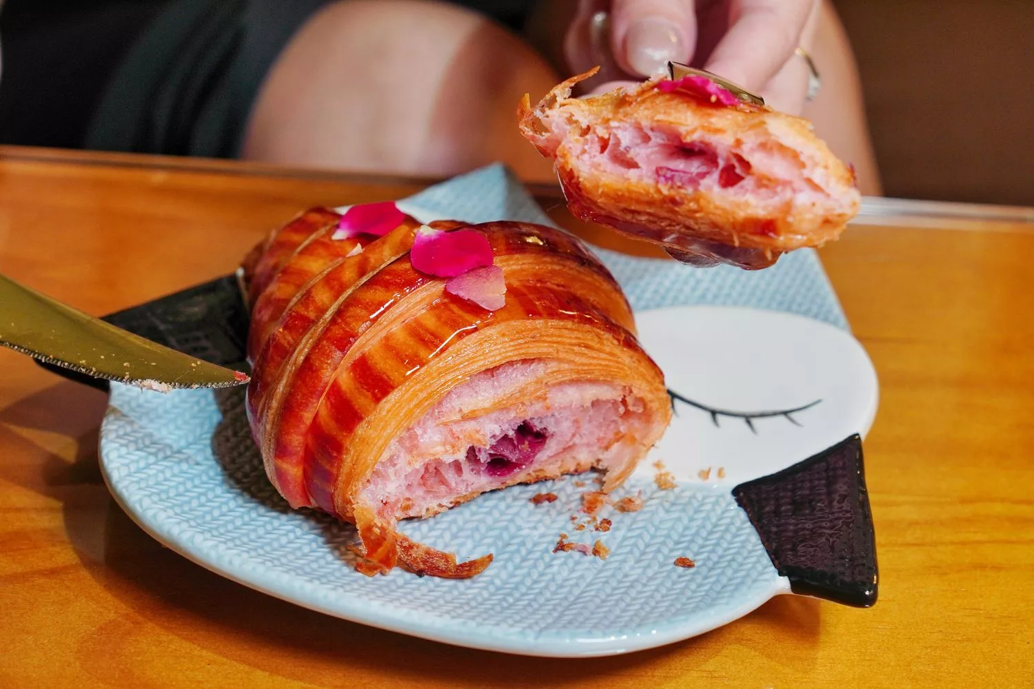 【岡山蛋糕】WOW的店,必吃招牌法式緞帶可頌,法國藍帶手工甜點跟飲品樣樣驚豔! @混血珊莎的奇幻旅程 【岡山蛋糕】WOW的店,必吃招牌法式緞帶可頌,法國藍帶手工甜點跟飲品樣樣驚豔! @混血珊莎的奇幻旅程