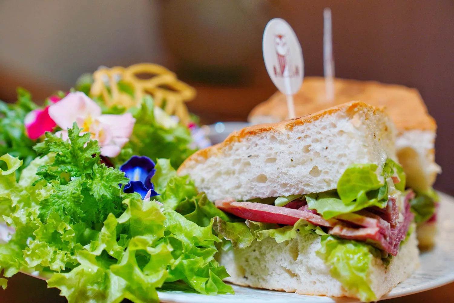 【岡山蛋糕】WOW的店，必吃招牌法式緞帶可頌，法國藍帶手工甜點跟飲品樣樣驚豔! @混血珊莎的奇幻旅程