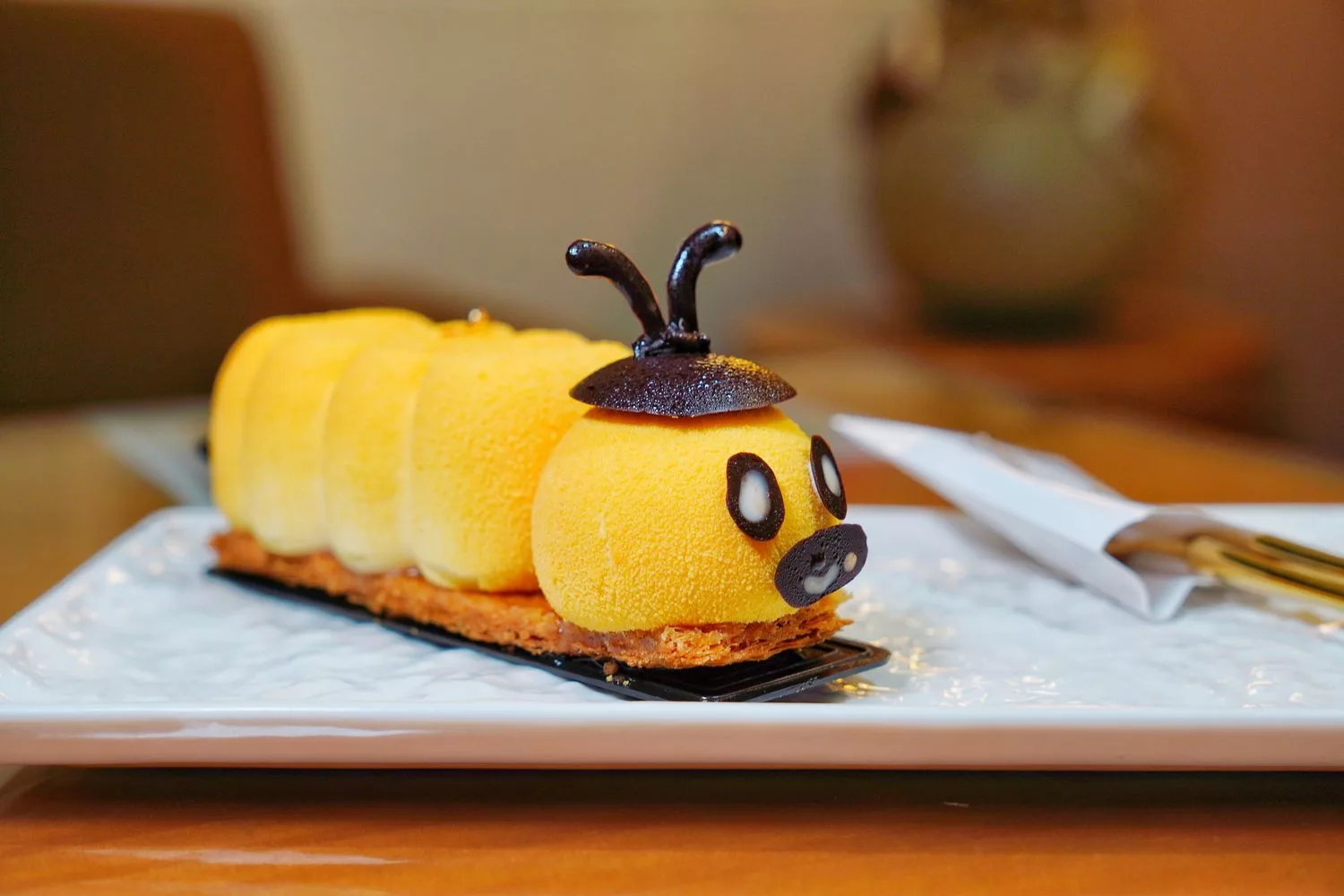 【岡山蛋糕】WOW的店，必吃招牌法式緞帶可頌，法國藍帶手工甜點跟飲品樣樣驚豔! @混血珊莎的奇幻旅程