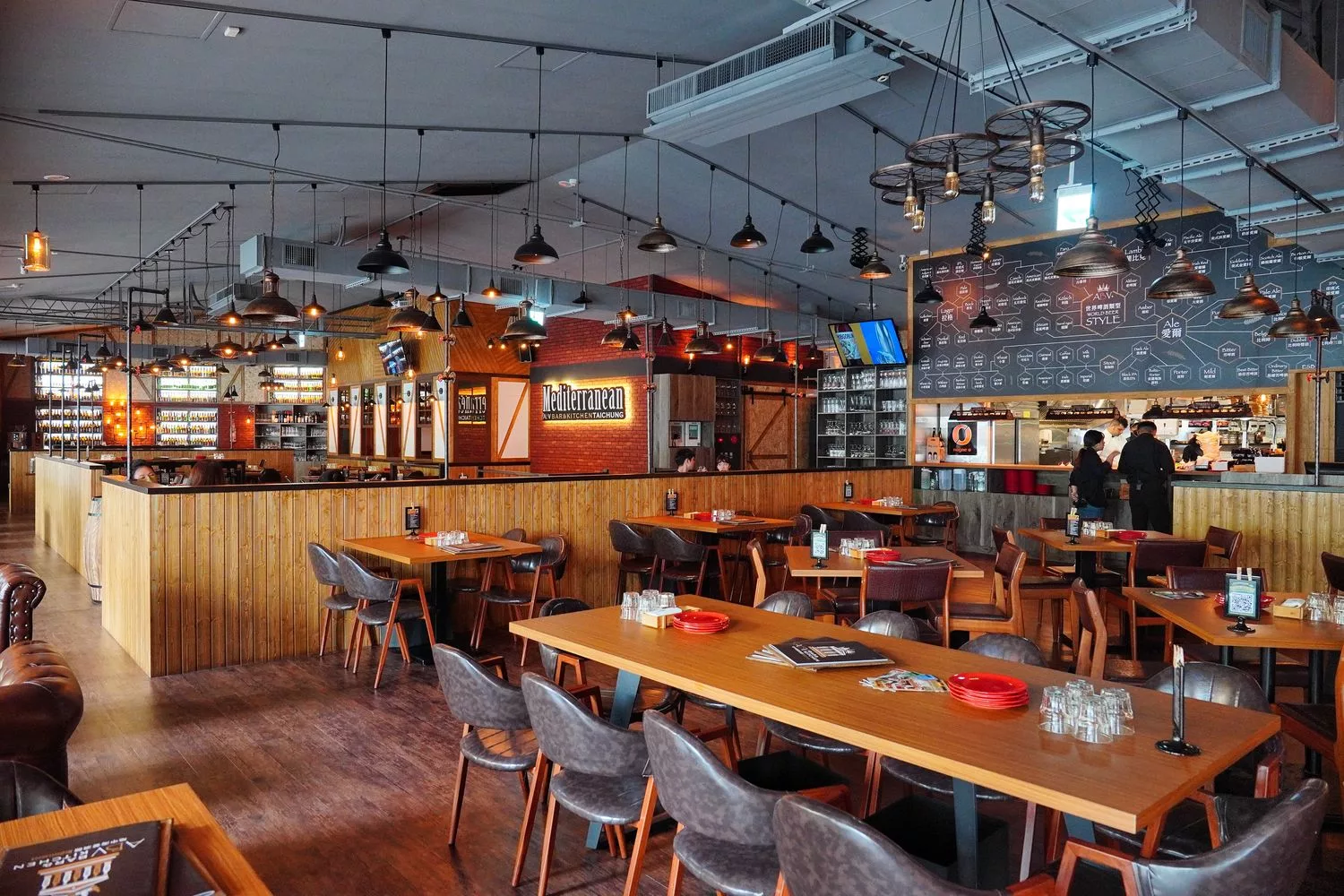 【ABV地中海餐酒館台中概念店】台中西區餐酒館，不限時品味地中海料理，700款精釀啤酒走廊全台最大! @混血珊莎的奇幻旅程