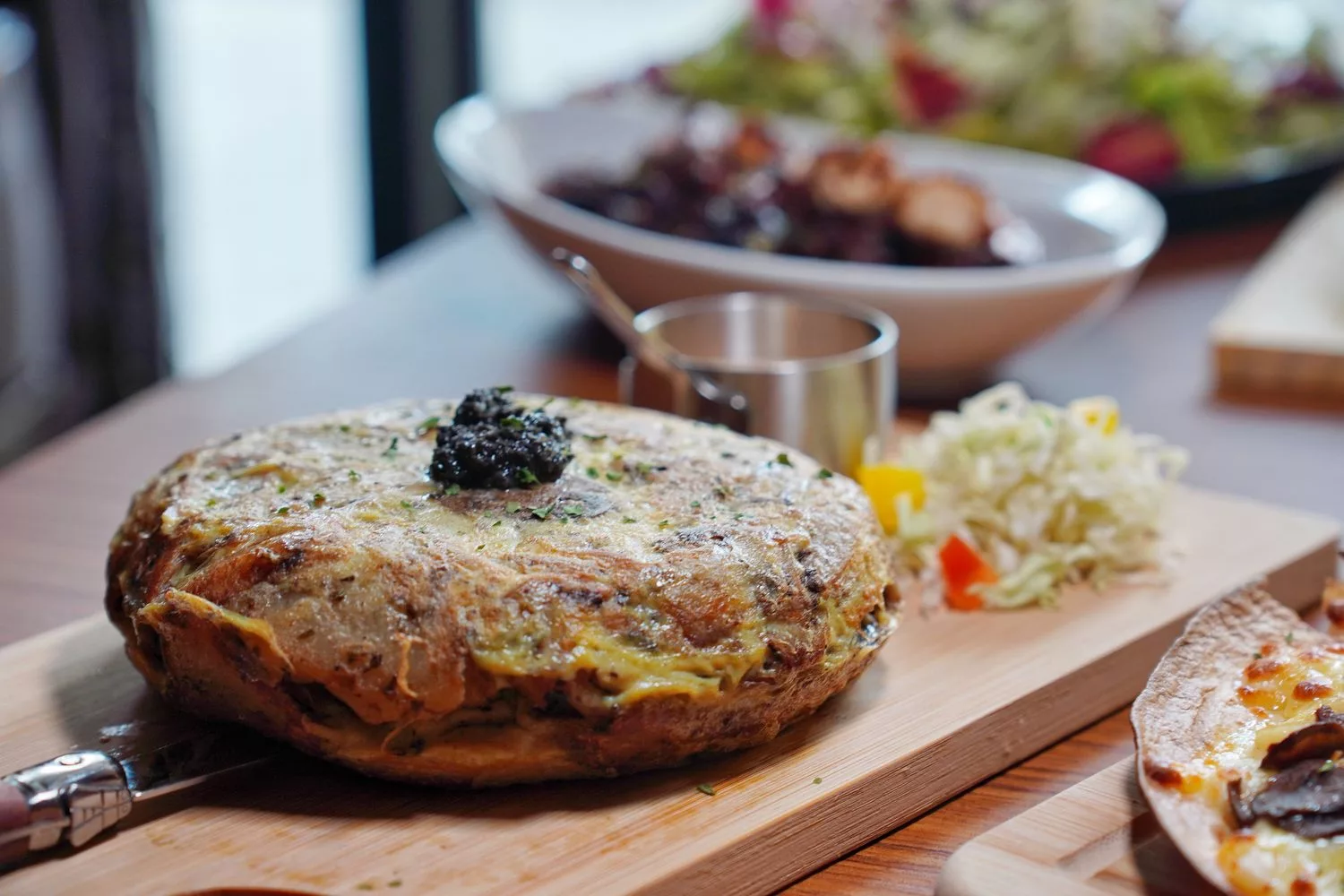 【ABV地中海餐酒館台中概念店】台中西區餐酒館，不限時品味地中海料理，700款精釀啤酒走廊全台最大! @混血珊莎的奇幻旅程