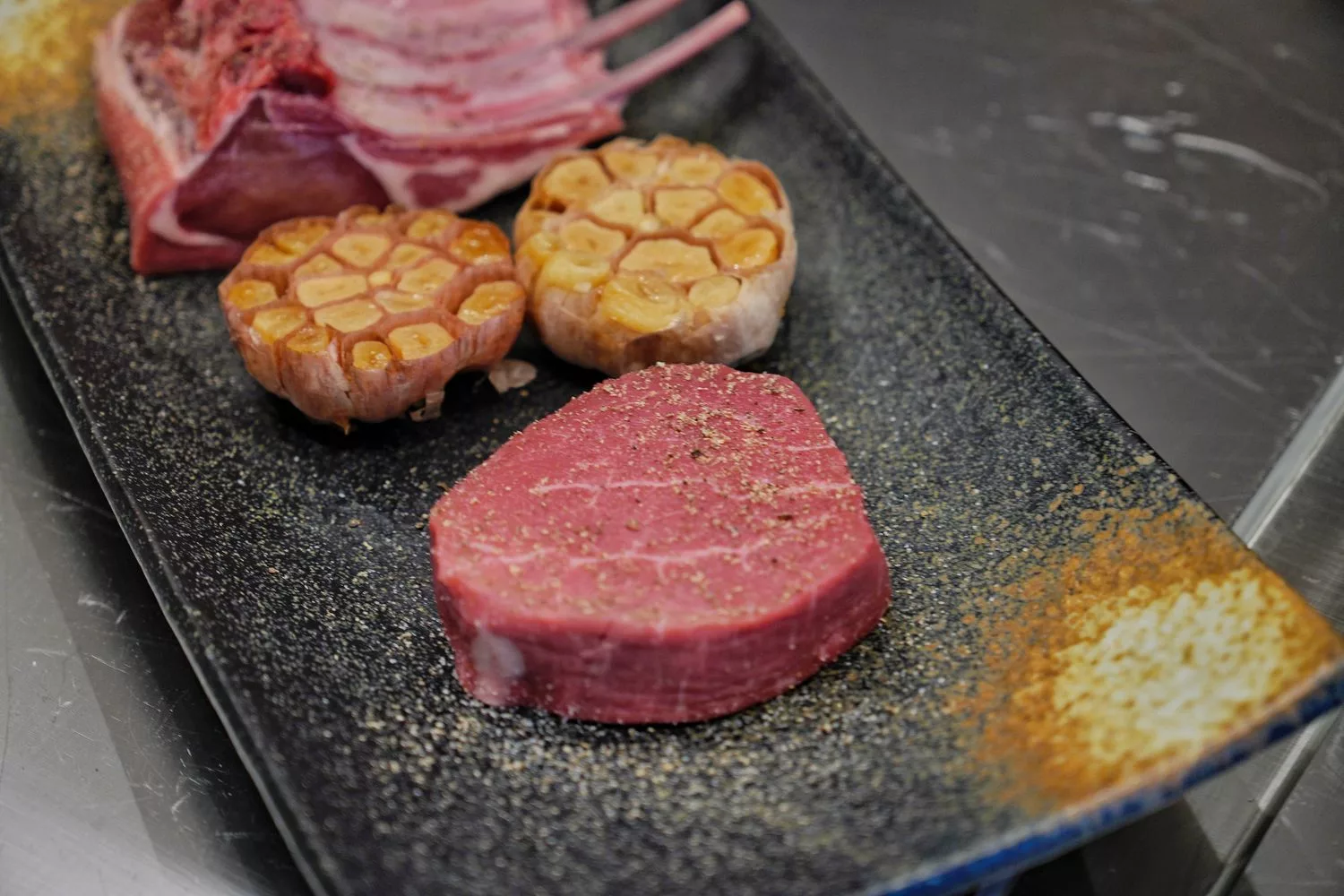 【高雄鐵板燒推薦】萬豪酒店皇饕牛排館鐵板燒，香煎紐西蘭和羊鮮嫩銷魂，活龍蝦鮑魚霸氣上桌! @混血珊莎的奇幻旅程