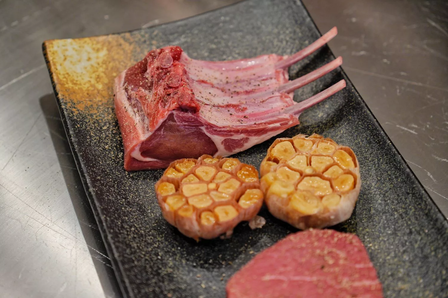 【高雄鐵板燒推薦】萬豪酒店皇饕牛排館鐵板燒，香煎紐西蘭和羊鮮嫩銷魂，活龍蝦鮑魚霸氣上桌! @混血珊莎的奇幻旅程