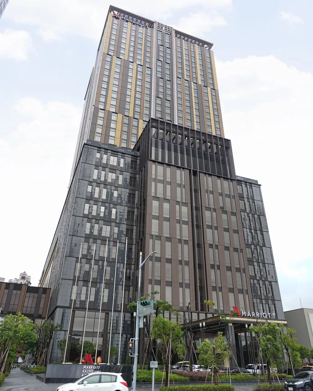 【高雄萬豪酒店】天井水療泳池跟百坪健身房，義享天地購物中心共構，一站式尊榮度假！ @混血珊莎的奇幻旅程