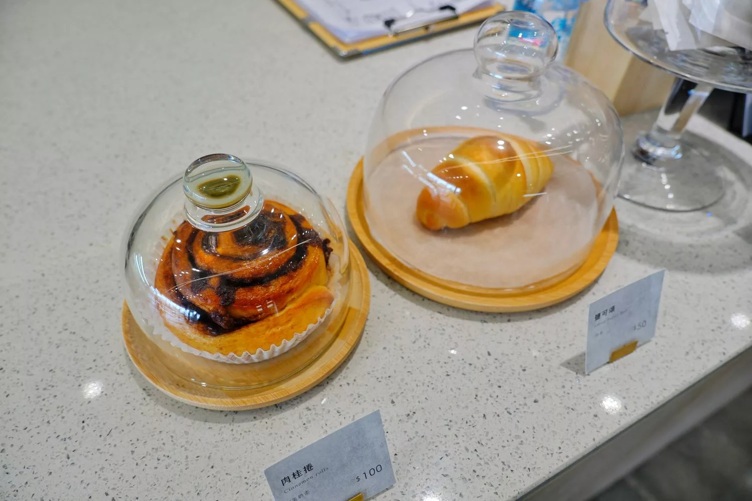 【一中街咖啡廳】櫻桃計畫cherry espresso一中門市，純白韓系氛圍好停車不限時! @混血珊莎的奇幻旅程