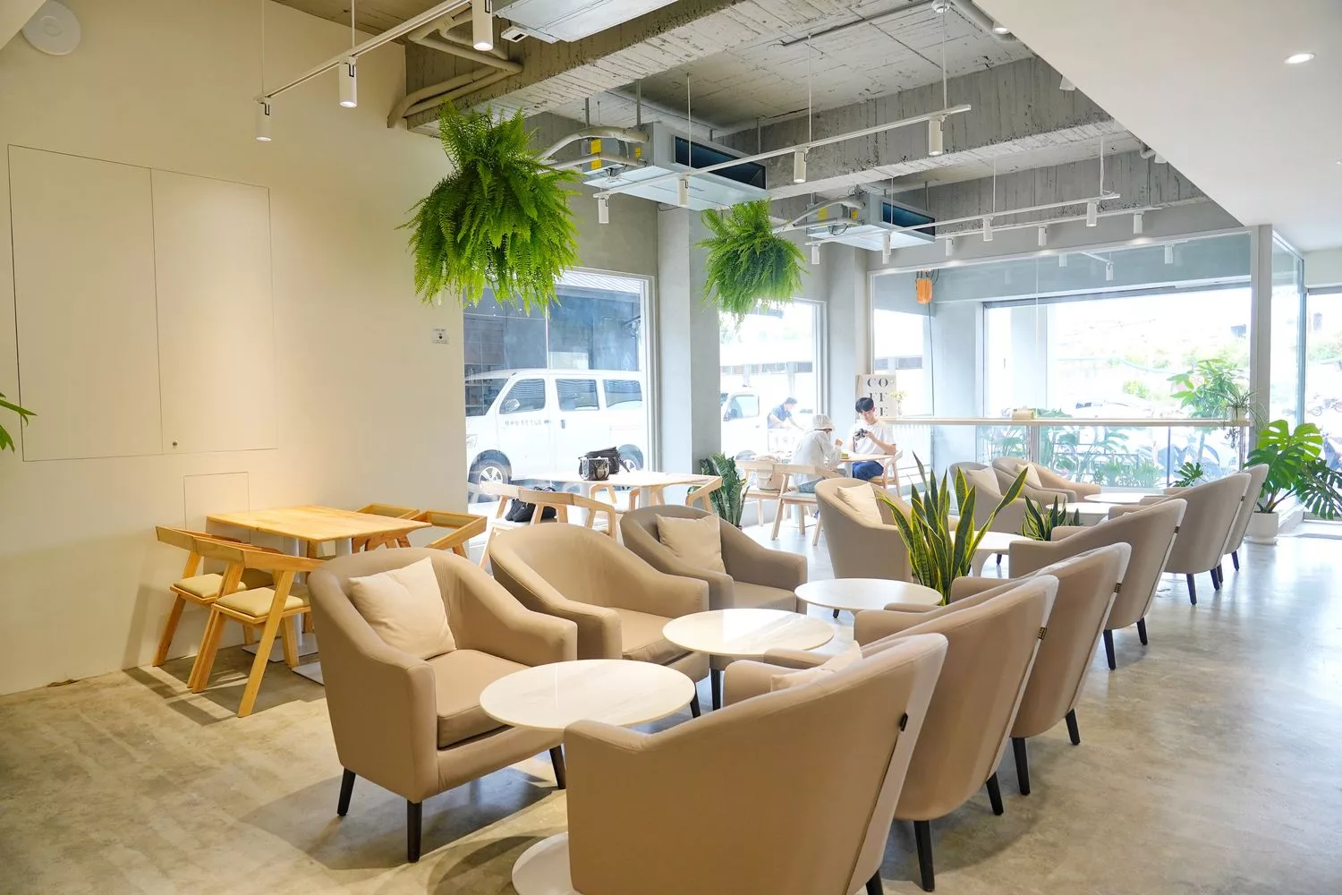 【一中街咖啡廳】櫻桃計畫cherry espresso一中門市，純白韓系氛圍好停車不限時! @混血珊莎的奇幻旅程