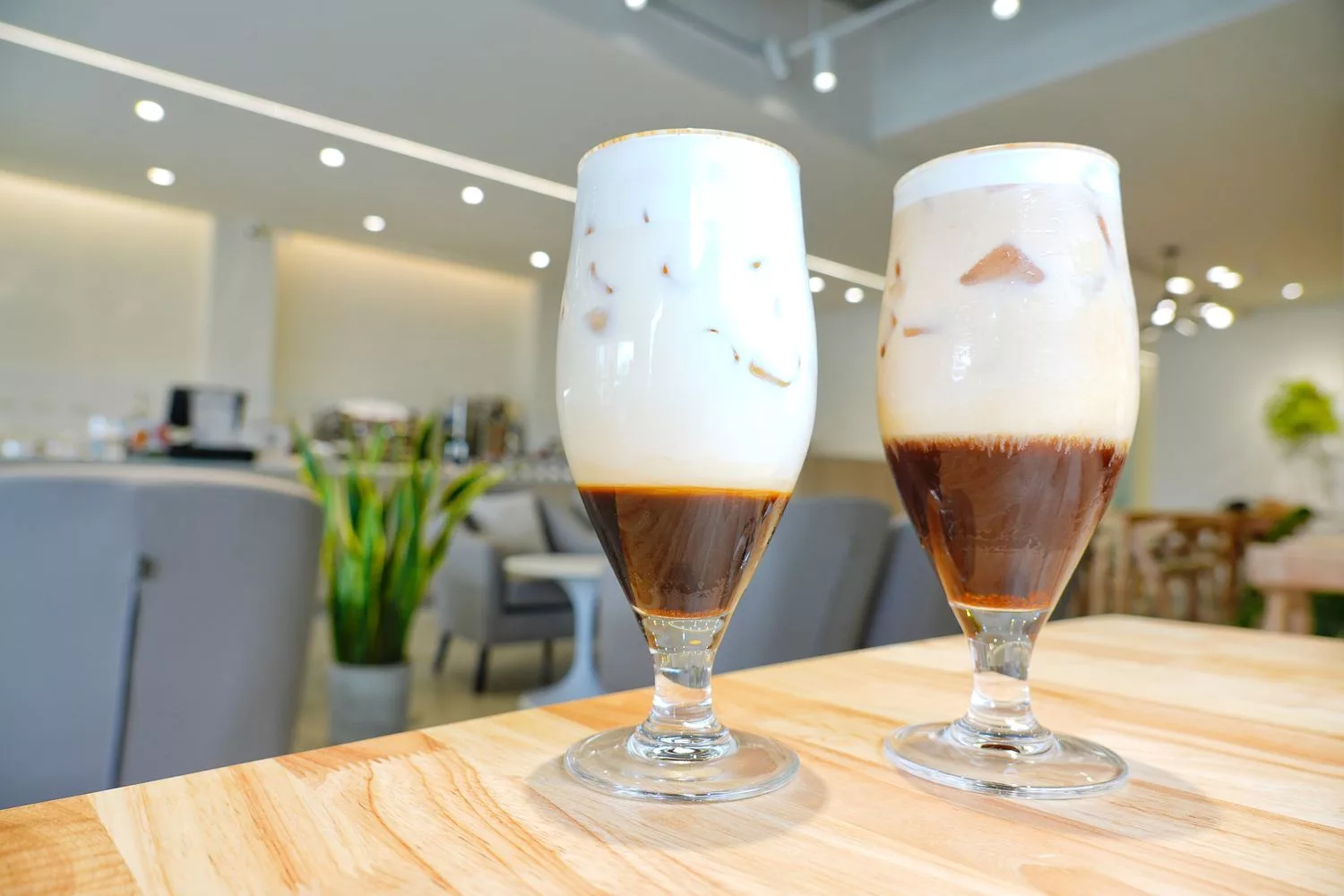 【一中街咖啡廳】櫻桃計畫cherry espresso一中門市，純白韓系氛圍好停車不限時! @混血珊莎的奇幻旅程