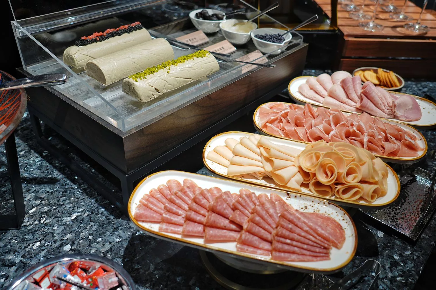 【島語自助餐廳】台北漢來大飯店自助餐，升級版漢來海港吃到飽，價位菜色影片完整攻略! @混血珊莎的奇幻旅程
