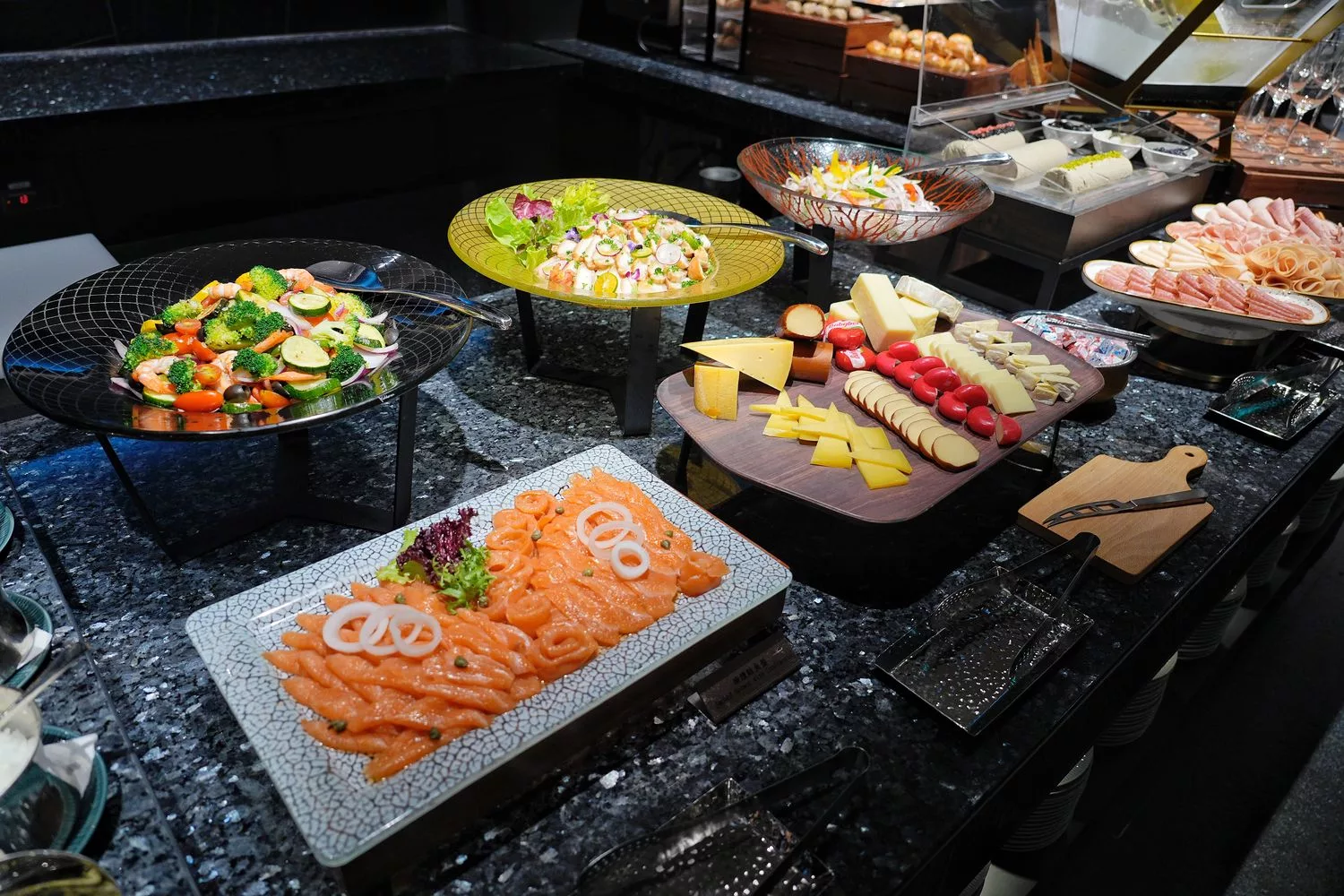 【島語自助餐廳】台北漢來大飯店自助餐，升級版漢來海港吃到飽，價位菜色影片完整攻略! @混血珊莎的奇幻旅程
