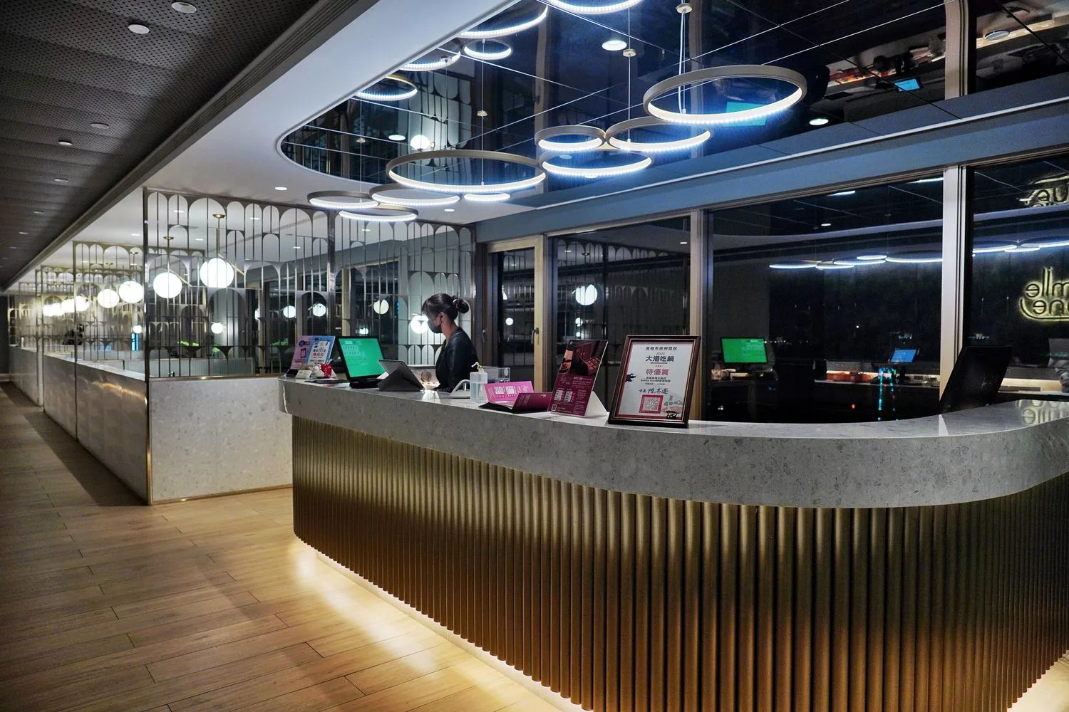 【高雄頂級火鍋】Smile One 精緻涮涮鍋，高雄福華飯店餐廳， 30 樓景觀第一排! @混血珊莎的奇幻旅程