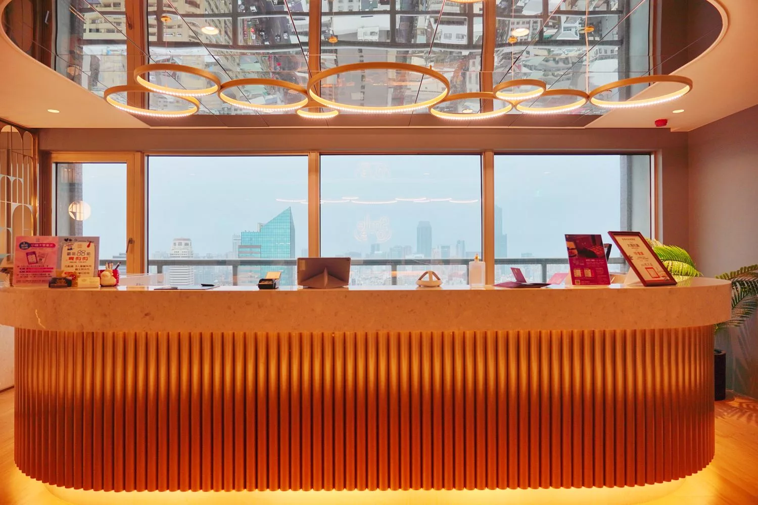 【高雄頂級火鍋】Smile One 精緻涮涮鍋，高雄福華飯店餐廳， 30 樓景觀第一排! @混血珊莎的奇幻旅程