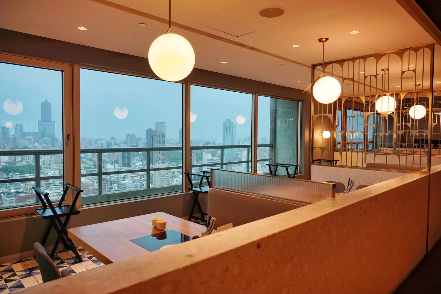 【高雄頂級火鍋】Smile One 精緻涮涮鍋，高雄福華飯店餐廳， 30 樓景觀第一排! @混血珊莎的奇幻旅程