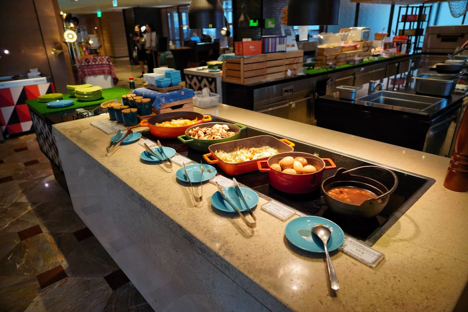 【高雄英迪格酒店早餐】豐盛中西式自助早餐，專人現做牛肉湯熱壓吐司! @混血珊莎的奇幻旅程