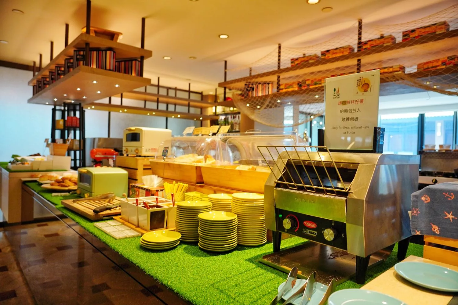 【高雄英迪格酒店早餐】豐盛中西式自助早餐，專人現做牛肉湯熱壓吐司! @混血珊莎的奇幻旅程