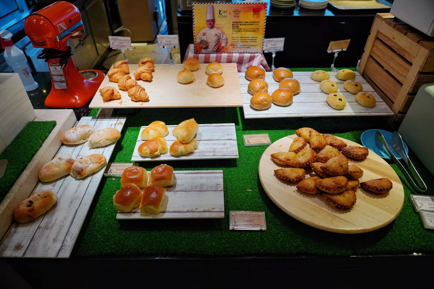 【高雄英迪格酒店早餐】豐盛中西式自助早餐，專人現做牛肉湯熱壓吐司! @混血珊莎的奇幻旅程