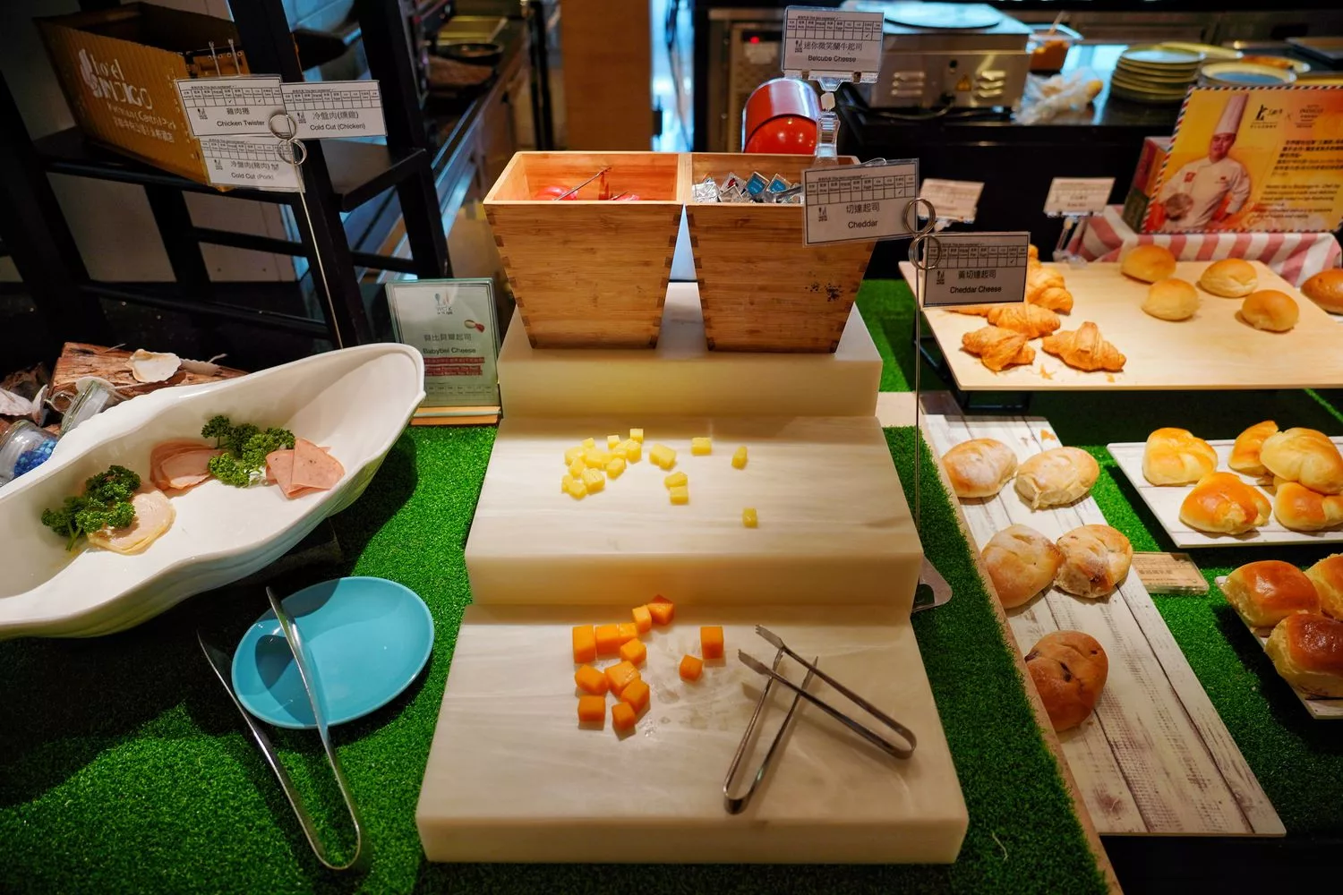 【高雄英迪格酒店早餐】豐盛中西式自助早餐，專人現做牛肉湯熱壓吐司! @混血珊莎的奇幻旅程