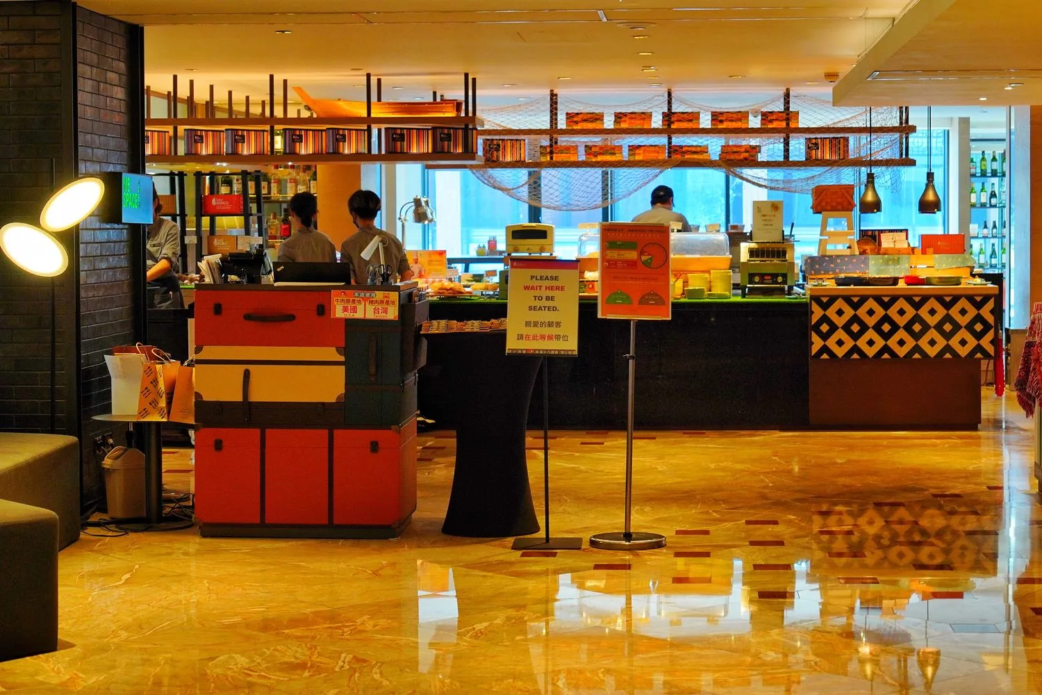 【高雄英迪格酒店早餐】豐盛中西式自助早餐，專人現做牛肉湯熱壓吐司! @混血珊莎的奇幻旅程