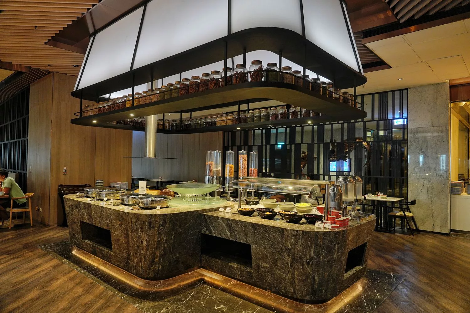 【高雄萬豪酒店】天井水療泳池跟百坪健身房，義享天地購物中心共構，一站式尊榮度假！ @混血珊莎的奇幻旅程