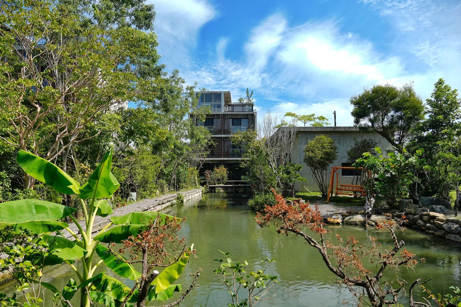 【宜蘭冬山住宿】新樹民宿NewTreeBnB，獨棟清水模搭配檜木裝潢，超夢幻森林系住宿! @混血珊莎的奇幻旅程