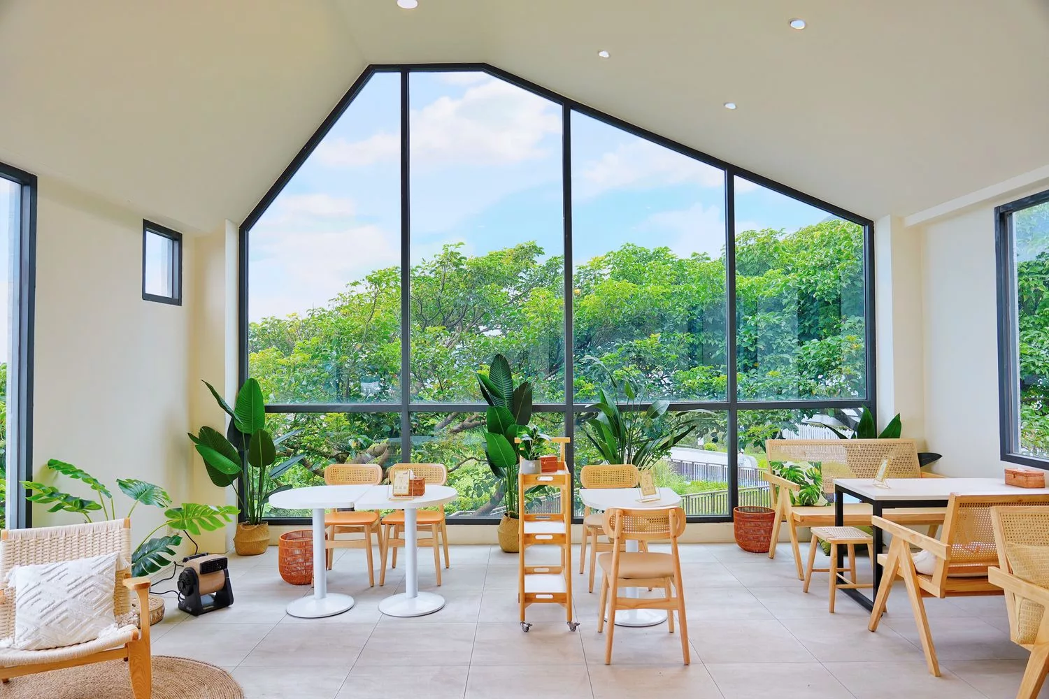 【九號咖啡石城館】舊草嶺隧道旁，人氣頭城網美咖啡，享受療癒的山海美景! @混血珊莎的奇幻旅程