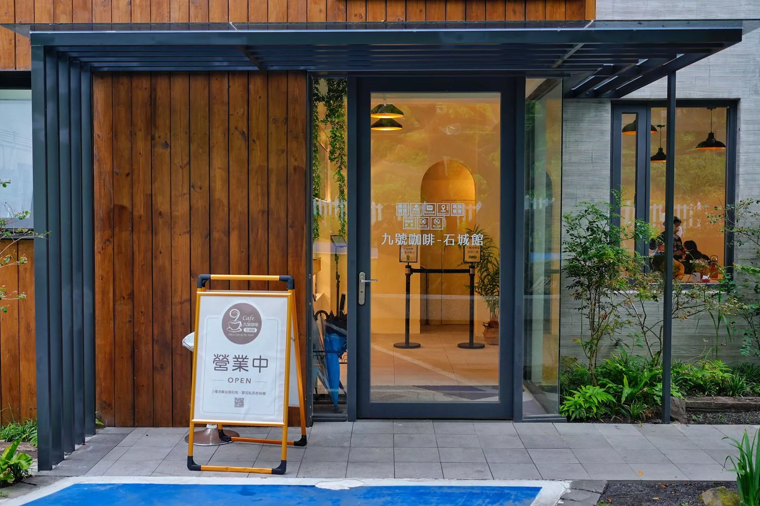 【九號咖啡石城館】舊草嶺隧道旁，人氣頭城網美咖啡，享受療癒的山海美景! @混血珊莎的奇幻旅程