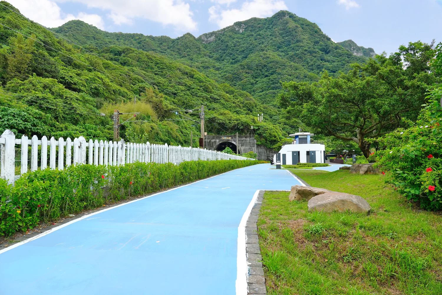 【九號咖啡石城館】舊草嶺隧道旁，人氣頭城網美咖啡，享受療癒的山海美景! @混血珊莎的奇幻旅程