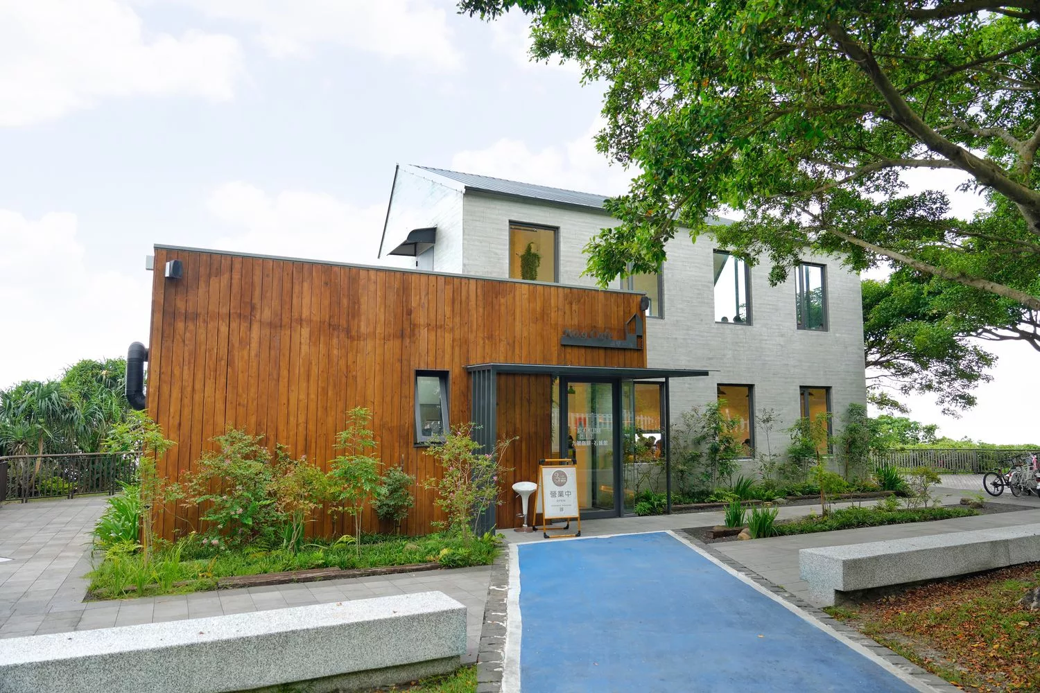 【九號咖啡石城館】舊草嶺隧道旁，人氣頭城網美咖啡，享受療癒的山海美景! @混血珊莎的奇幻旅程