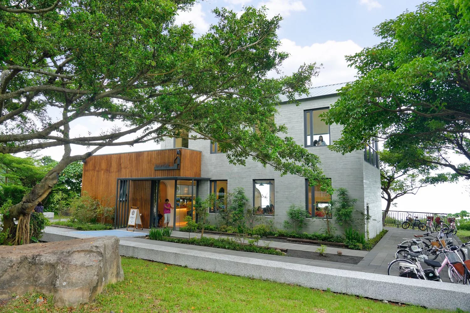 【九號咖啡石城館】舊草嶺隧道旁，人氣頭城網美咖啡，享受療癒的山海美景! @混血珊莎的奇幻旅程
