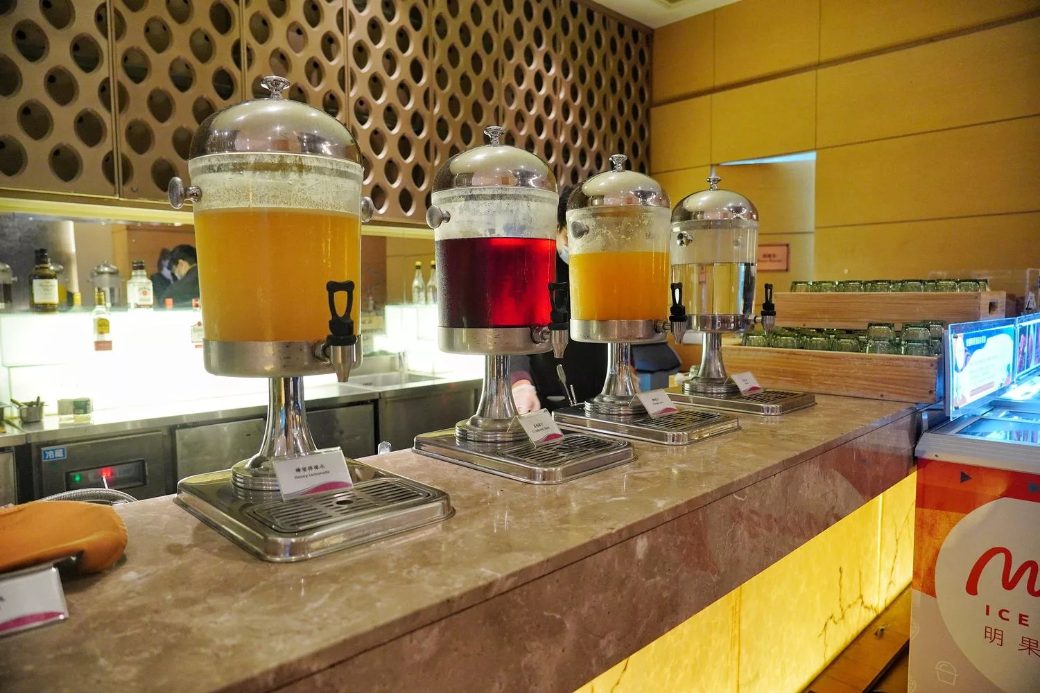 【星亞自助餐廳】義大自助餐必吃餐點環境價格分享! @混血珊莎的奇幻旅程