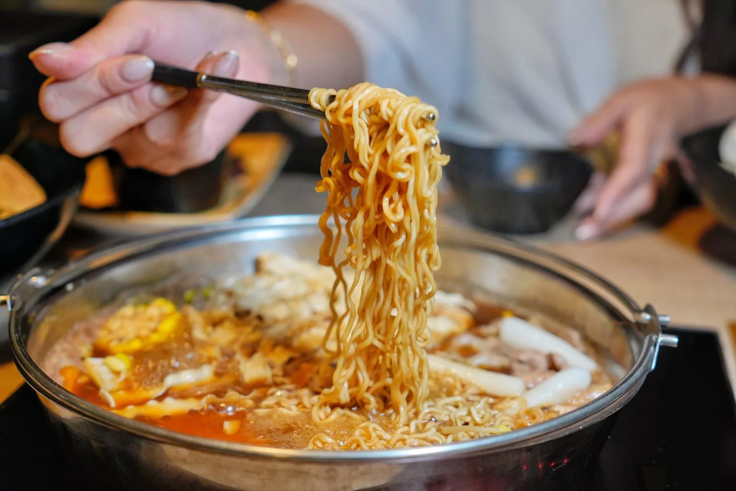 【中壢壽喜燒吃到飽】本燔野菜農場，多達 60 種食材每人只要 439 元起! @混血珊莎的奇幻旅程