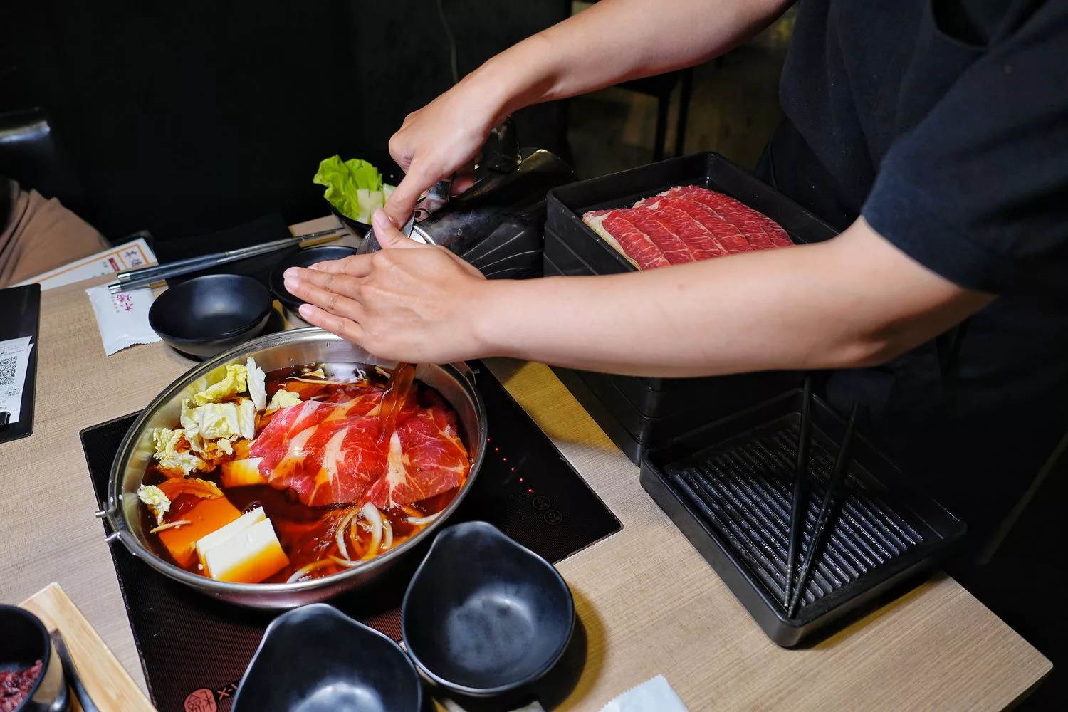 【中壢壽喜燒吃到飽】本燔野菜農場，多達 60 種食材每人只要 439 元起! @混血珊莎的奇幻旅程