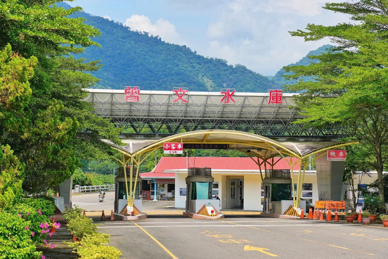台南趣淘漫旅｜全台唯一冒險主題飯店，南洋風椰林泳池! @混血珊莎的奇幻旅程