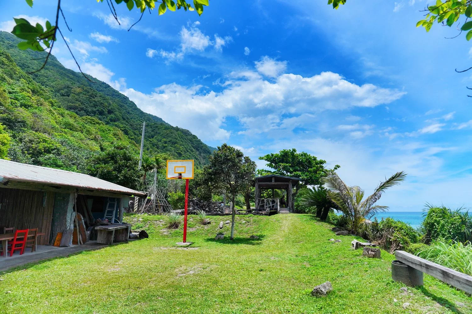 【花蓮海邊咖啡廳】花蓮海浪cafe，隱藏版醉人海景第一排! @混血珊莎的奇幻旅程