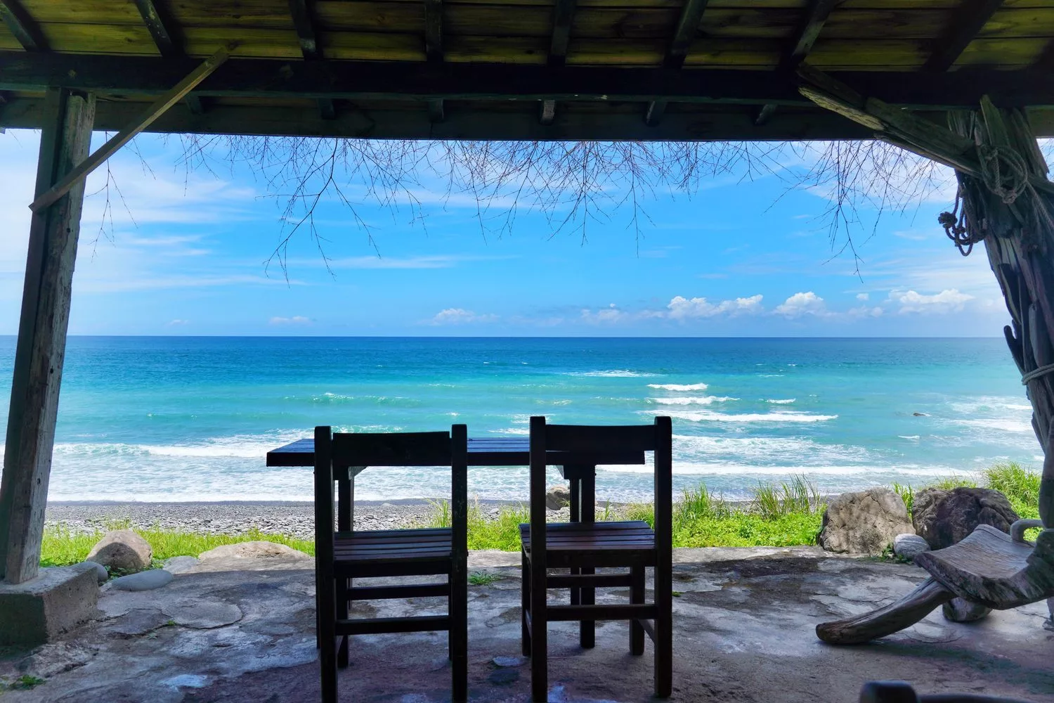 【花蓮海邊咖啡廳】花蓮海浪cafe，隱藏版醉人海景第一排! @混血珊莎的奇幻旅程