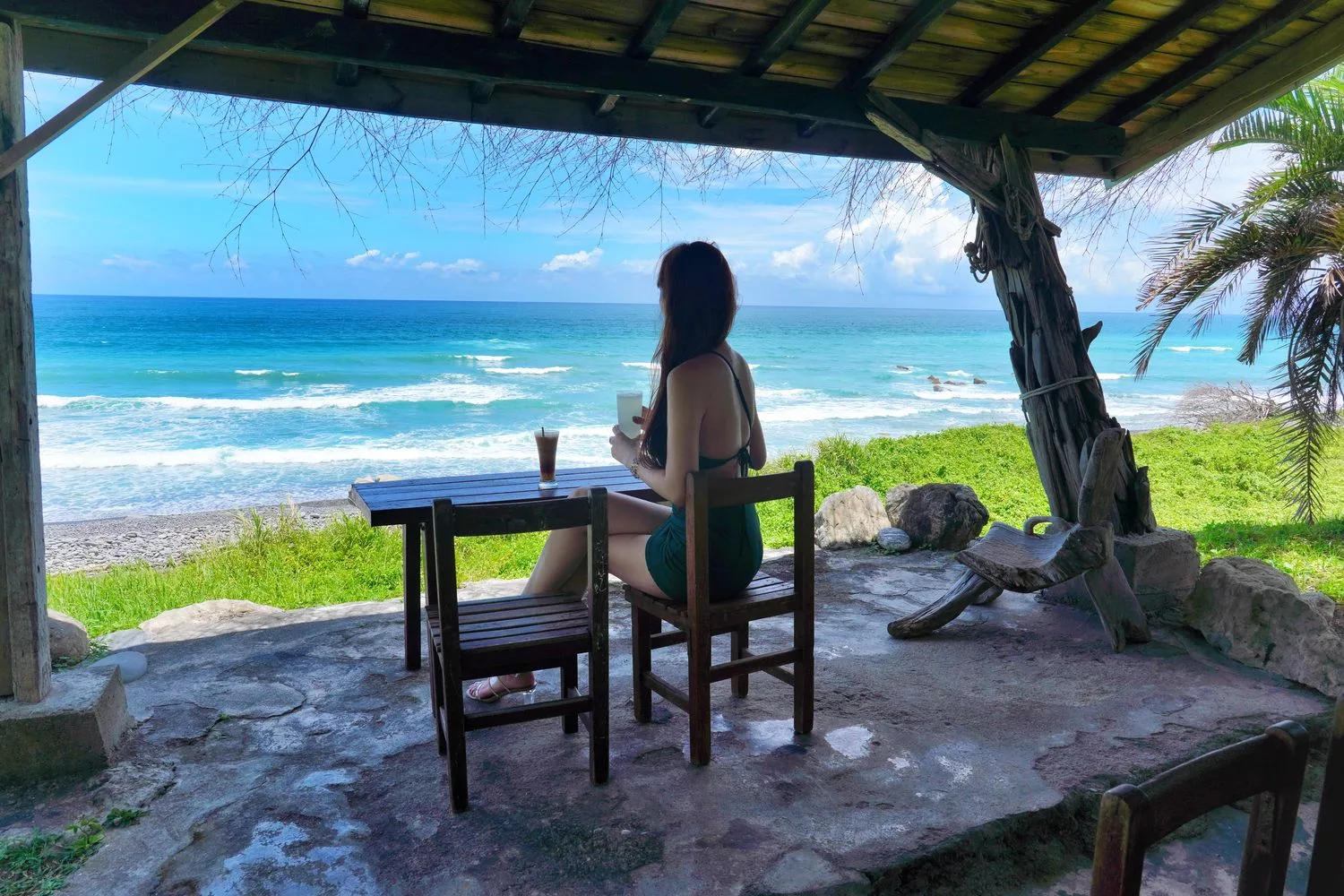 【花蓮海邊咖啡廳】花蓮海浪cafe，隱藏版醉人海景第一排! @混血珊莎的奇幻旅程
