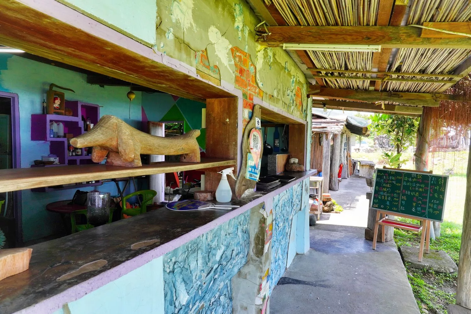 【花蓮海邊咖啡廳】花蓮海浪cafe，隱藏版醉人海景第一排! @混血珊莎的奇幻旅程