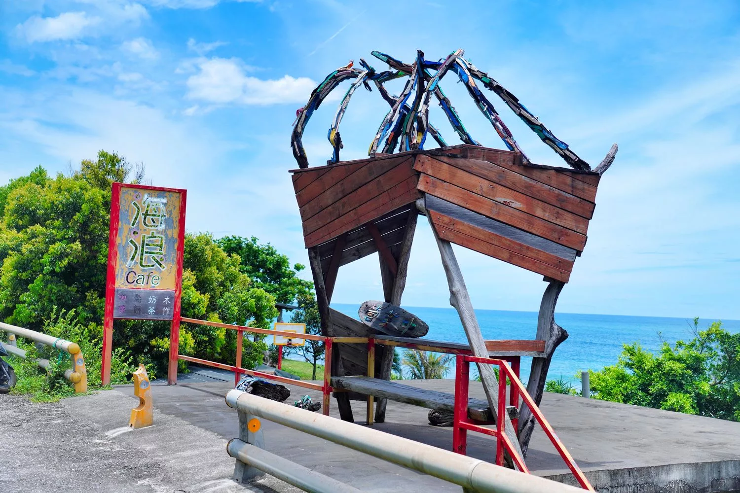 【花蓮海邊咖啡廳】花蓮海浪cafe，隱藏版醉人海景第一排! @混血珊莎的奇幻旅程