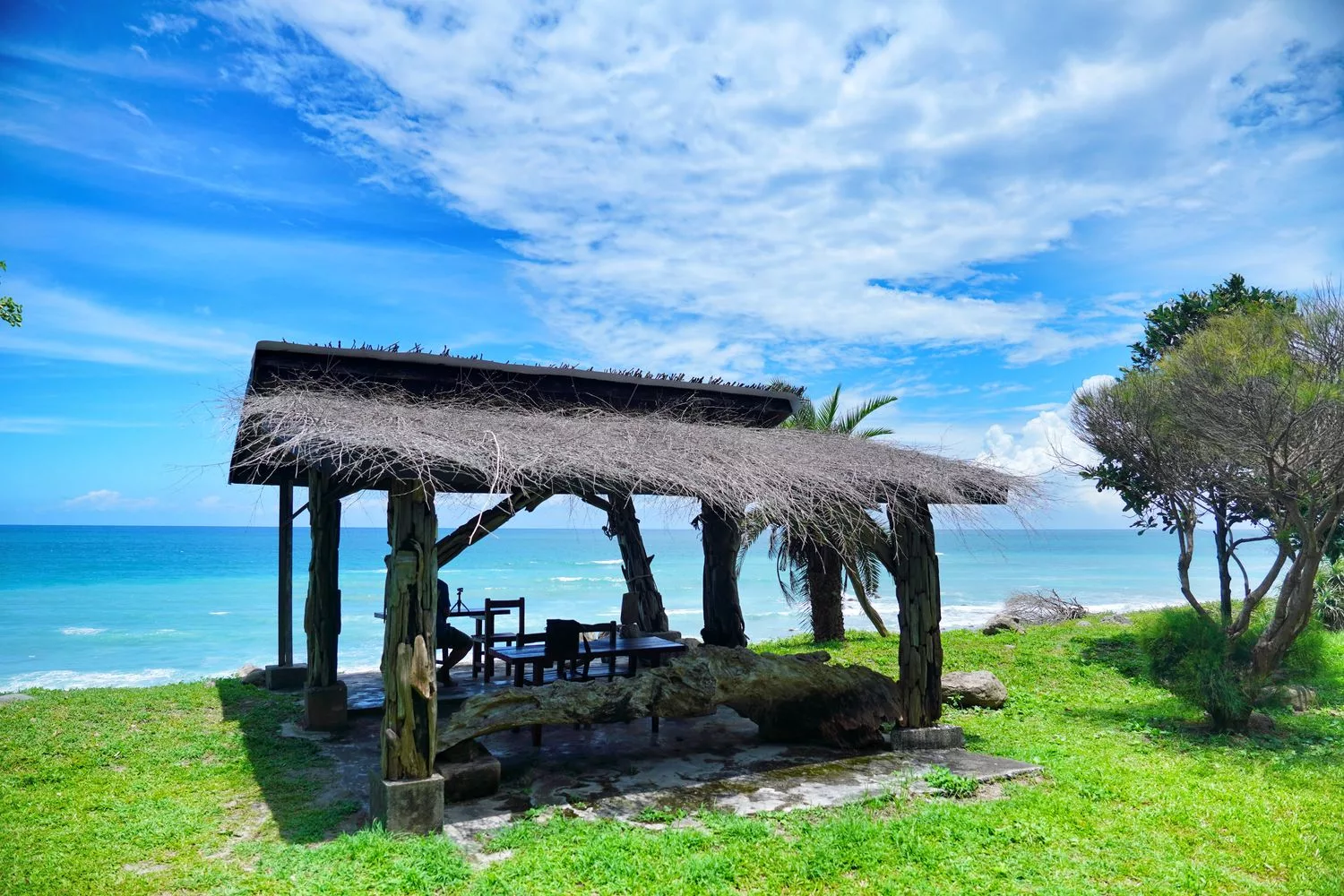 【花蓮海邊咖啡廳】花蓮海浪cafe，隱藏版醉人海景第一排! @混血珊莎的奇幻旅程