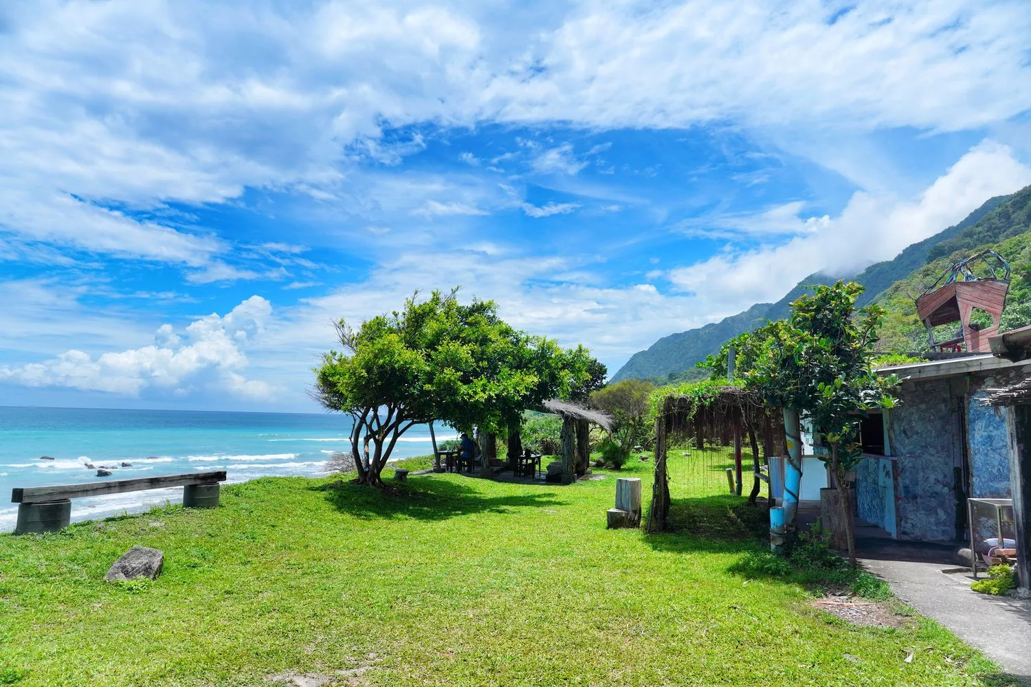 【花蓮海邊咖啡廳】花蓮海浪cafe，隱藏版醉人海景第一排! @混血珊莎的奇幻旅程