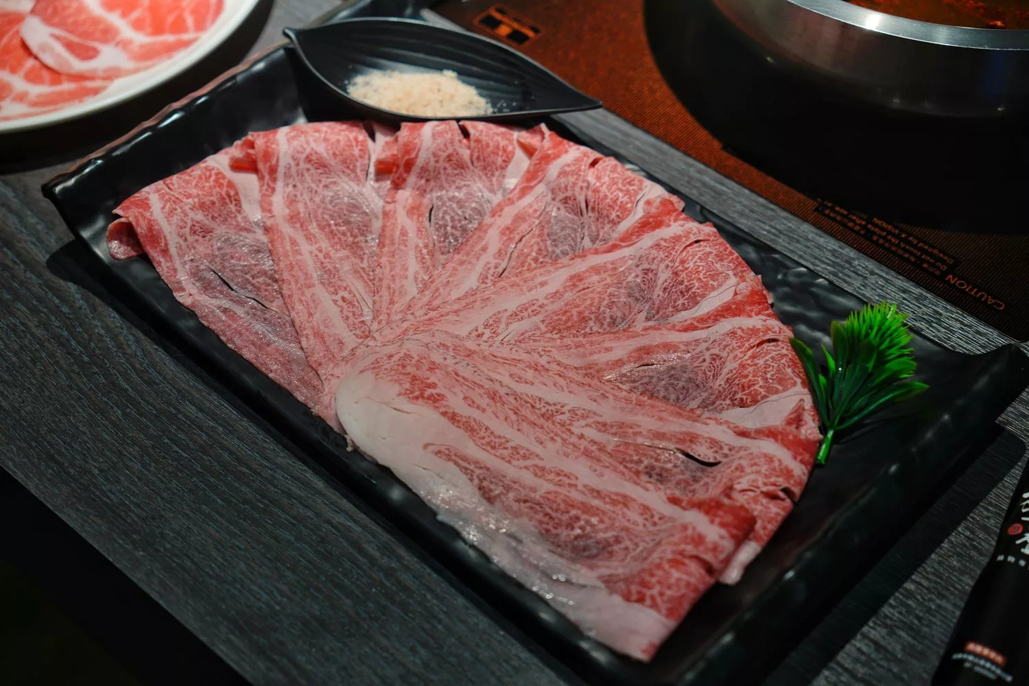 【鼓山區美食】舞古賀涮涮屋，日本A5和牛&#038;巧克力和牛入口即化太銷魂，壽星免費送肉! @混血珊莎的奇幻旅程