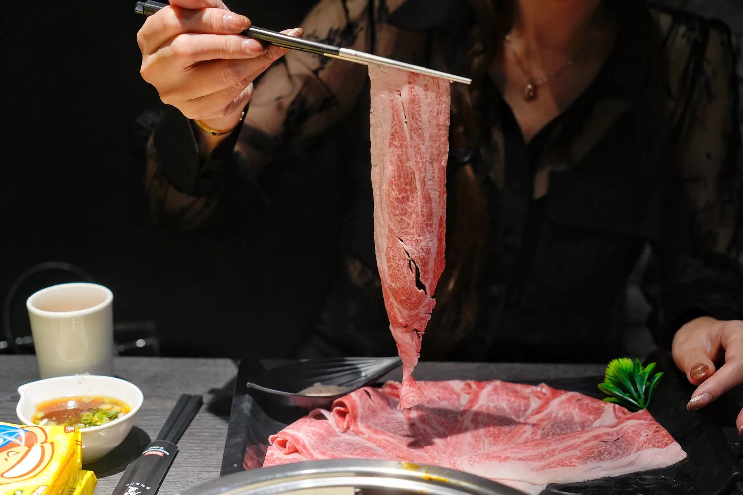【鼓山區美食】舞古賀涮涮屋，日本A5和牛&#038;巧克力和牛入口即化太銷魂，壽星免費送肉! @混血珊莎的奇幻旅程